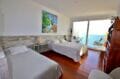 maison roses, 2 chambres 203 m², chambre à coucher avec accès terrasse, vue mer