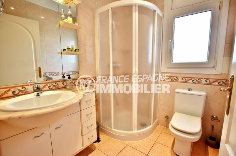 empuriabrava maison a vendre, 3 chambres 180 m², troisième salle d'eau avec douche italienne également