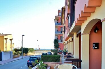 appartement empuria brava, 2 pièces 38 m2, terrasse avec petite vue sur mer, parking et cave privés, plage à 100 m