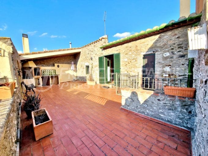 maison a vendre a rosas, 4 pièces 265 m² grand sous-sol, terrasse avec barbecue