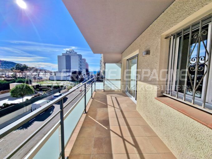 apartment sea view roses 3 rooms 62 m², covered terrace