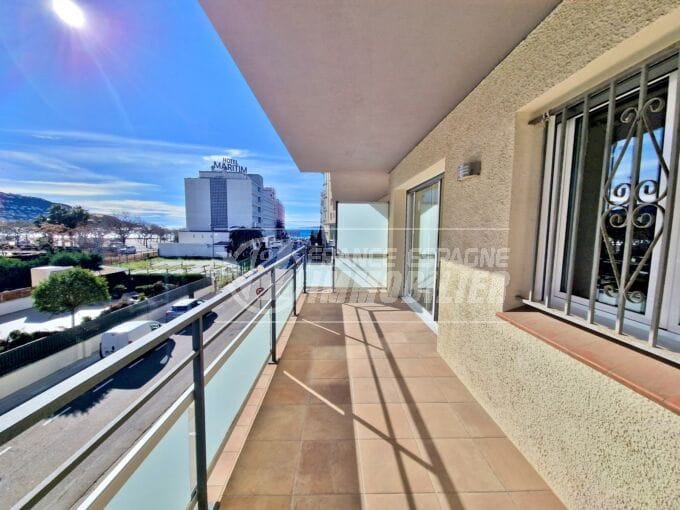 apartment sea view roses 3 rooms 62 m², covered terrace