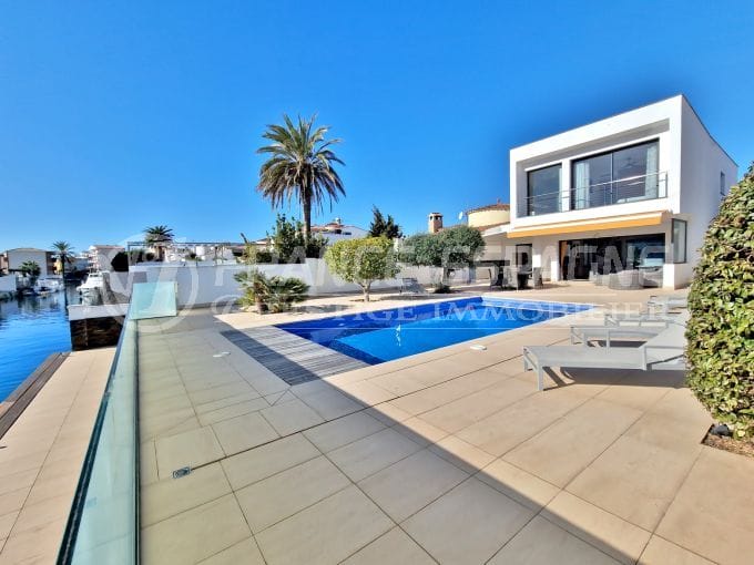 amarratge vila Empuriabrava 4 habitacions 239 m², vila moderna