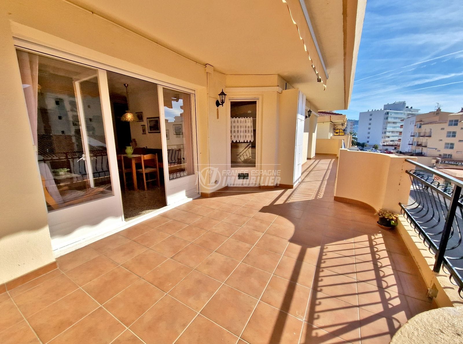 Exclusivity Roses - Appt with large terrace, private parking, beach 300m