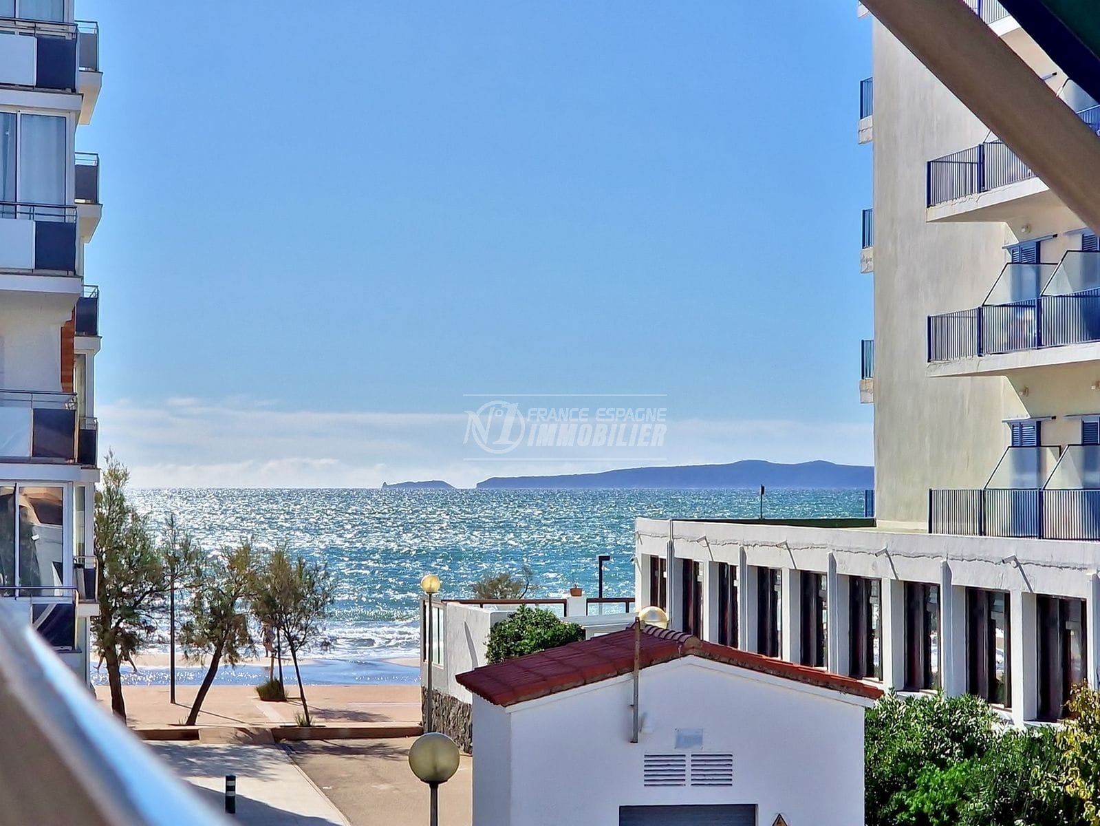 Exclusivité Roses - Studio terrace with side sea view, beach 50m