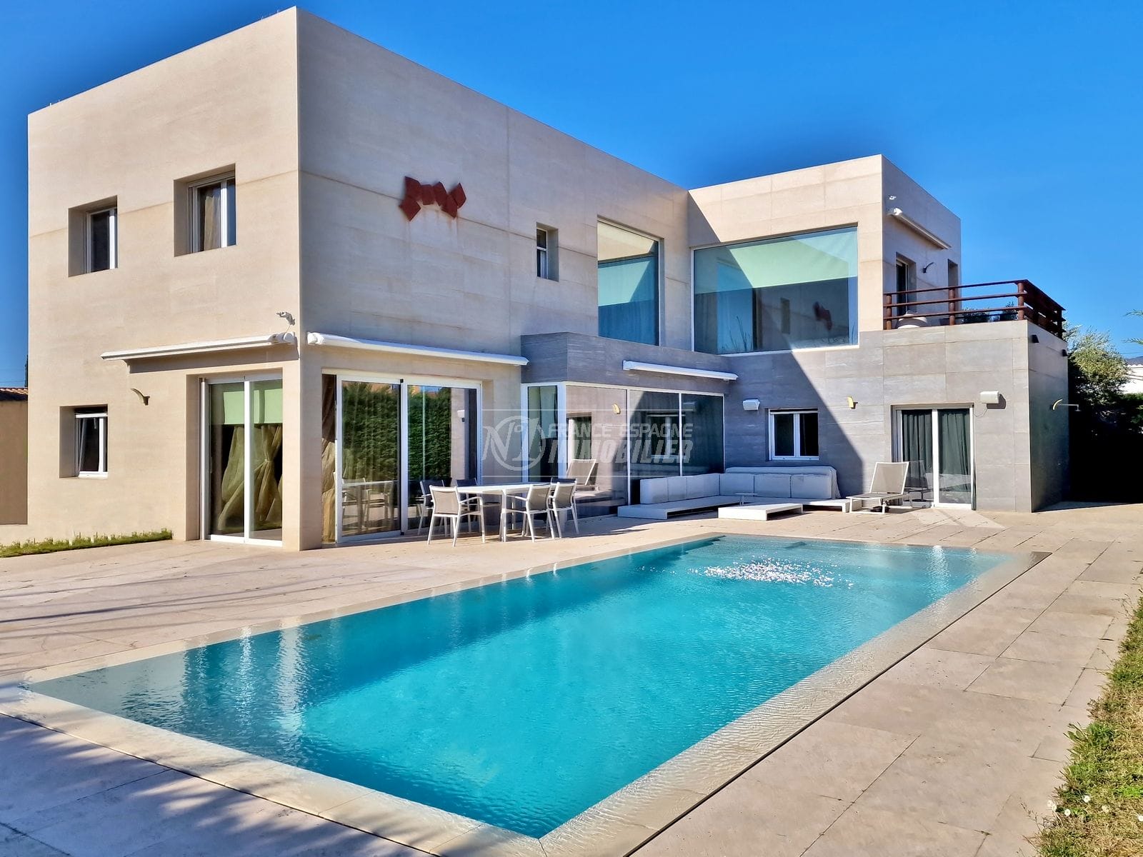 Empuriabrava - Contemporary villa, swimming pool, garage, beach 900m