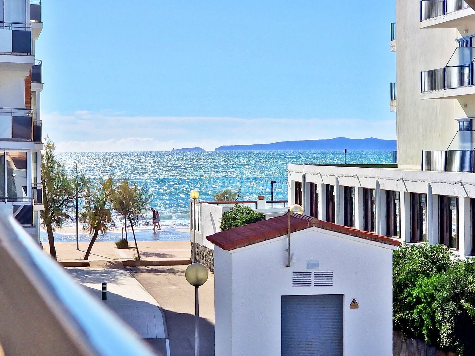 ROSES - RENOVATED STUDIO, TERRACE WITH SIDE SEA VIEW, BEACH 50M