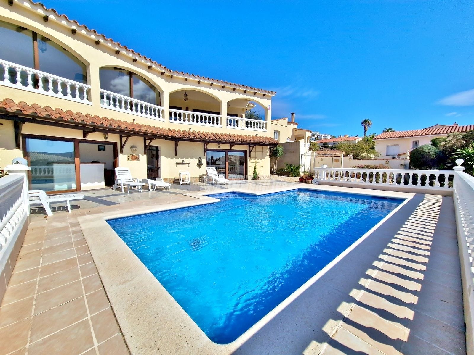 Exclusivité Roses - Villa sea view, swimming pool, garage, large south facing plot
