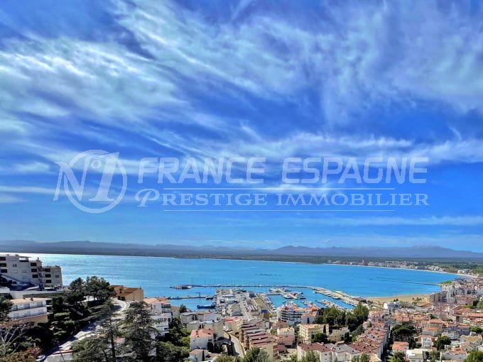 apartment sea view roses 3 rooms 80 m², view of the bay of roses