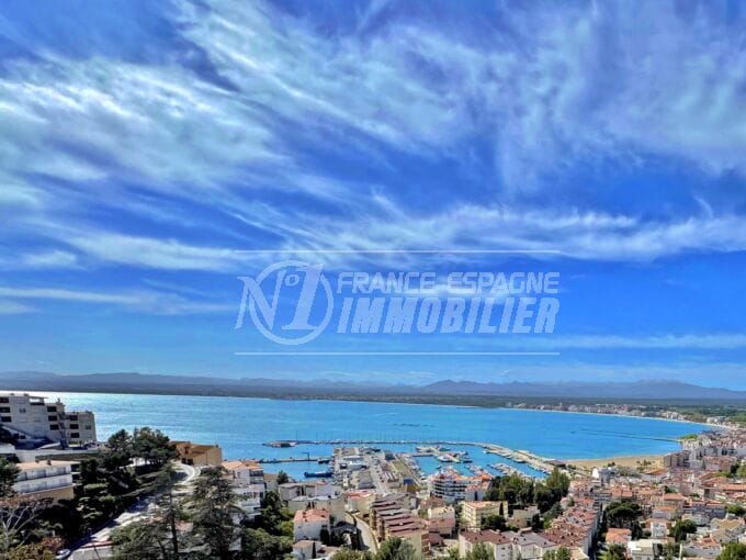 apartment sea view roses 3 rooms 80 m², view of the bay of roses