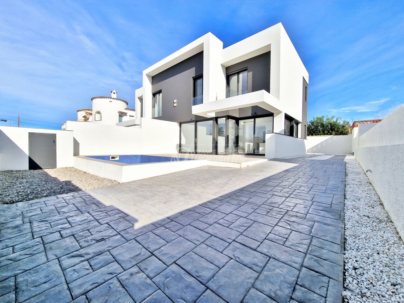 Empuriabrava - Contemporary 4 bedroom villa, pool, beach 600m