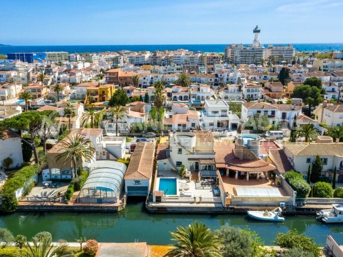 villa avec amarre empuriabrava 5 pièces 217 m², vue drone