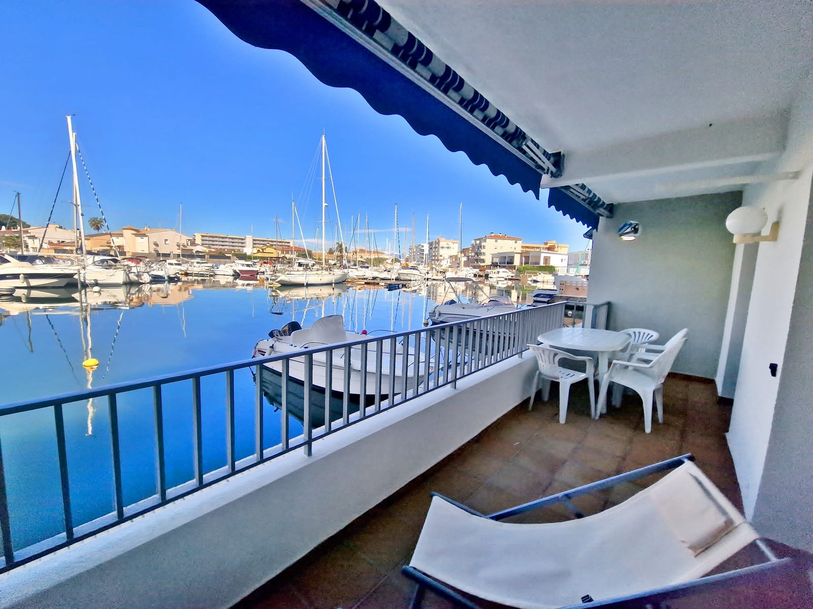 Exclusividad Roses - Apartamento vista puerto deportivo, parking compartido + amarre , playa 500m