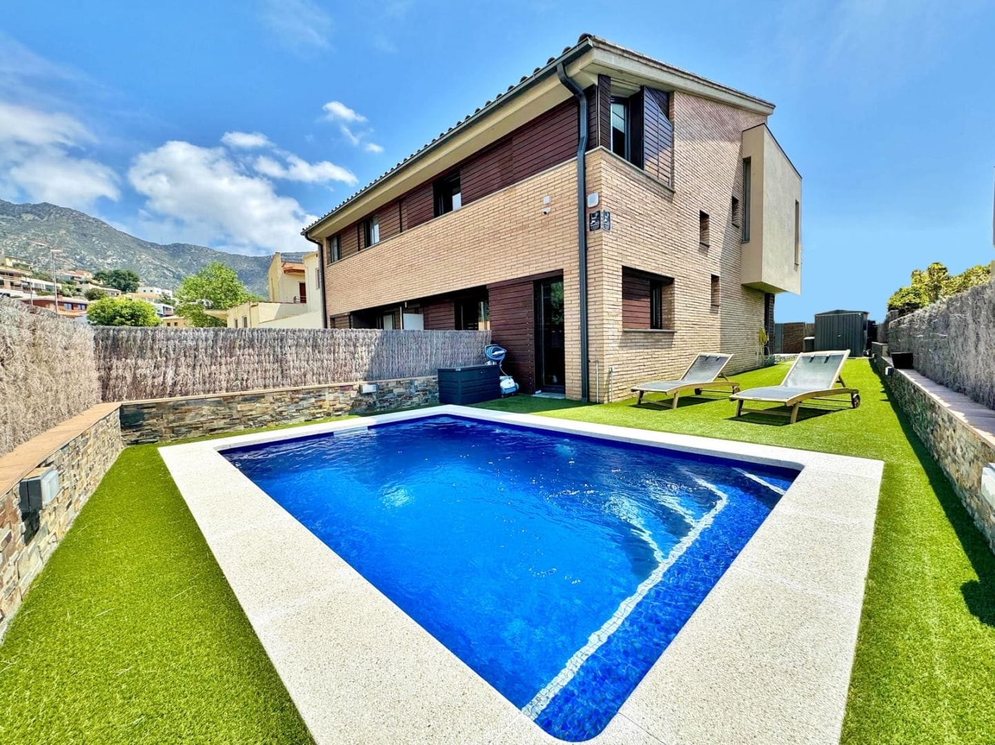 Palau Saverdera – Grande villa récente, piscine, garage 45 m²