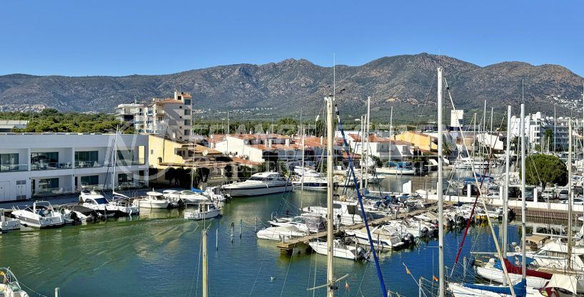 appartement vue marina roses 2 pièces 53 m²,superbe vue marina