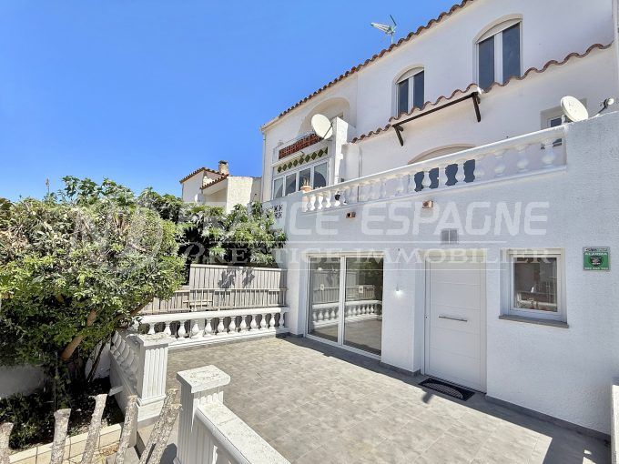 maison rénovée empuriabrava 3 pièces 90 m², façade blanche