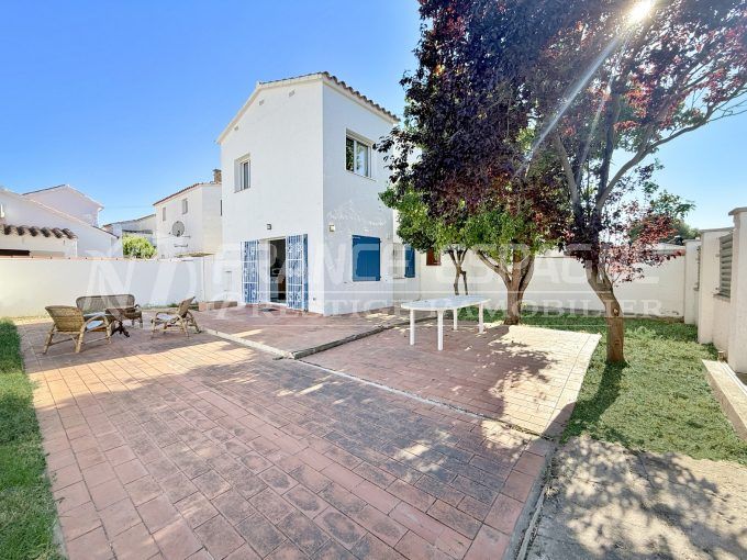 Maison roses 3 pièces 71 m², beau terrain