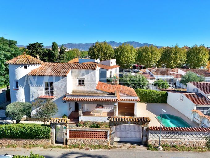 charmante villa empuriabrava 6 pièces 244 m², villa vue drone