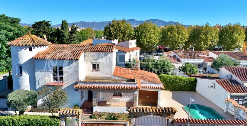 charmante villa empuriabrava 6 pièces 244 m², villa vue drone