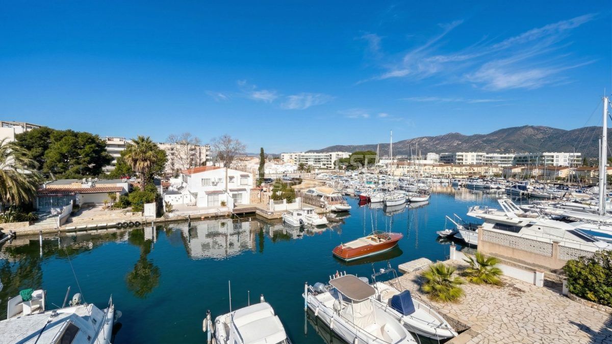 maison-avec-anneau-amarre-roses-vente-17733075881-VM717_27_original